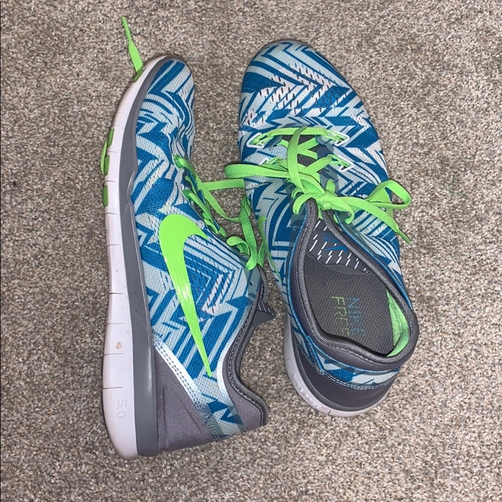 Woman’s 7.5 NIKE shoes - Picture 4 of 7